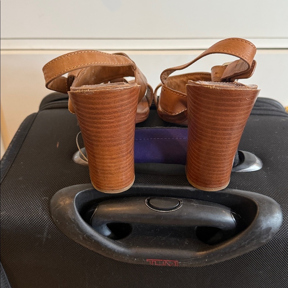 Tory Burch tan leather sandal.  Size 7.5 - Picture 2 of 2